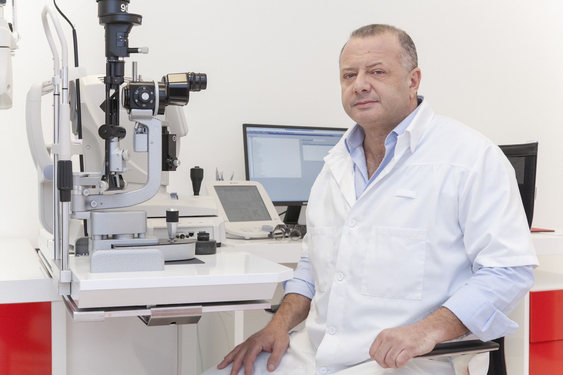 Dr. Federico Mossa — Direttore Medico EasyLaser — in ambulatorio con lampada a fessura