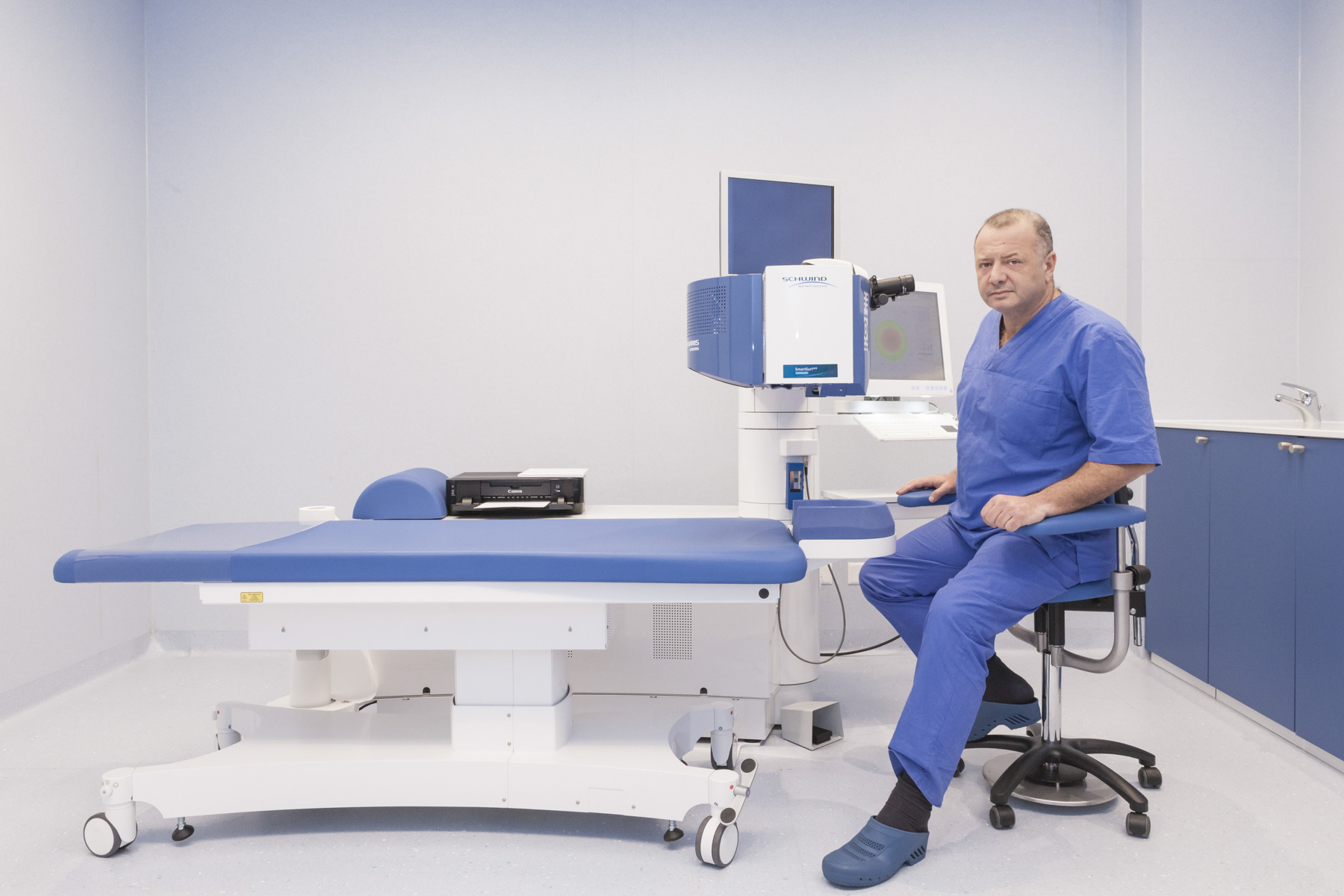 Dr. Mossa in sala laser con SCHWIND AMARIS 1050RS — Clinica EasyLaser Mendrisio